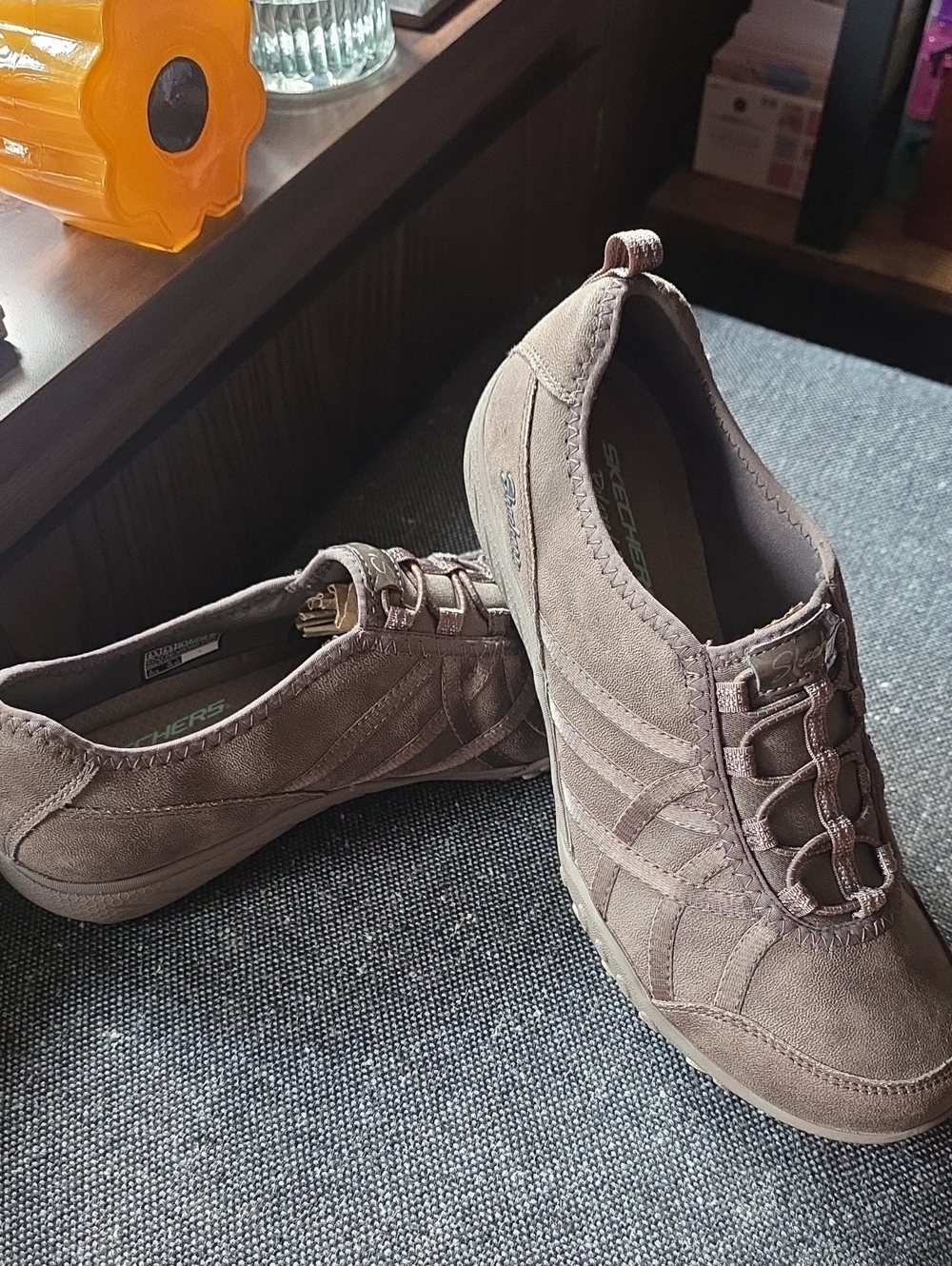 SKETCHERS 8.5 Breathe Easy Days End
Modern Comfort Casual/Air-Cooled Memory Foam